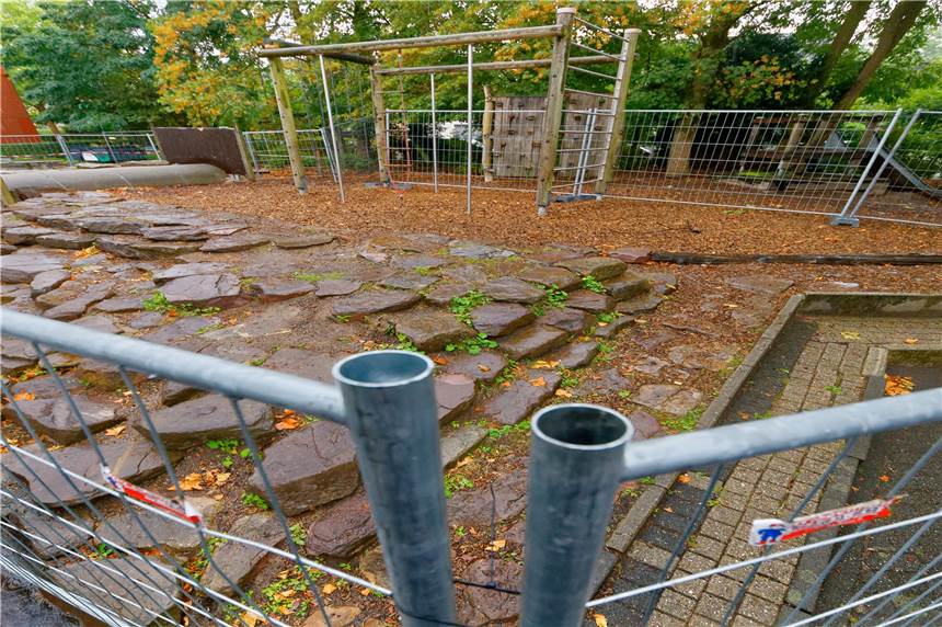Bauausschuss macht sich am Mittwochabend an der Vitusgrundschule ein Bild vom Spielplatz Der Spielplatz an der Vitusgrundschule ist gesperrt. Die Geräte sind nicht mehr sicher.