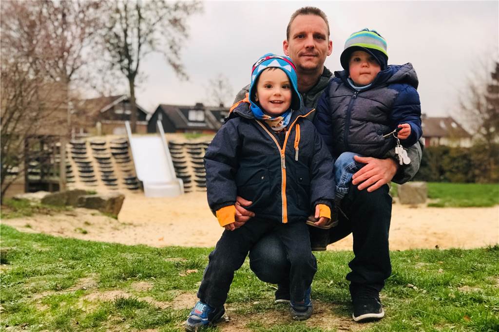 Die Spielplatz-Frage von Castrop-Rauxel Der Spielplatz an der Waldenburger Straße in den Ickerner Aapwiesen: Vater Michael Wöhrmann mit Ben-Luca (3) und Mika Maxim (1) gefällt es hier gut.