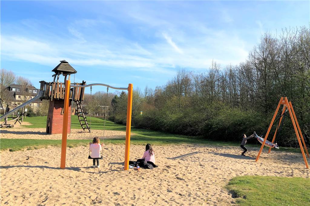 Gesperrte Spielplätze in Dortmund: Eltern sind genervt, die meisten haben aber Verständnis Der Spielplatz im Park der Generationen in Lütgendortmund war am Dienstag (17. 3.) deutlich leerer als sonst.