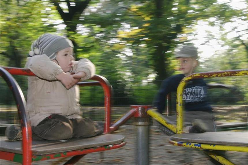 Zu Besuch mit Kindern: So sorgen Eltern für Harmonie Der Spielplatz ist der klassische Ort, an dem sich Eltern mit Kindern mit ihren Freunden treffen. Dort sind die Kinder beschäftigt und funken weniger dazwischen. Foto: dpa-infocom
