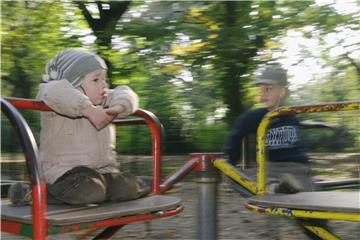 Der Spielplatz ist der klassische Ort, an dem sich Eltern mit Kindern mit ihren Freunden treffen. Dort sind die Kinder beschäftigt und funken weniger dazwischen. Foto: dpa-infocom