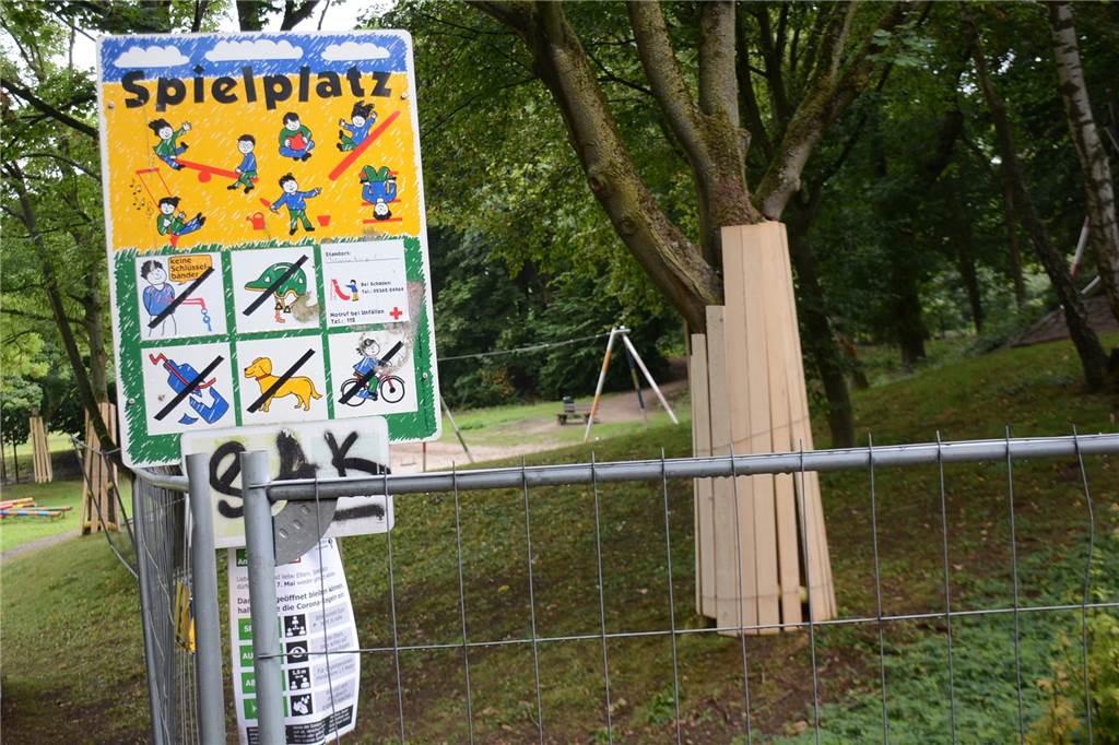 Drei-Millionen-Umbauprojekt in Dorsten: Bagger rollen an Der Spielplatz ist zum Ferdinand-Freiherr-von-Raesfeld-Weg hin abgezäunt.