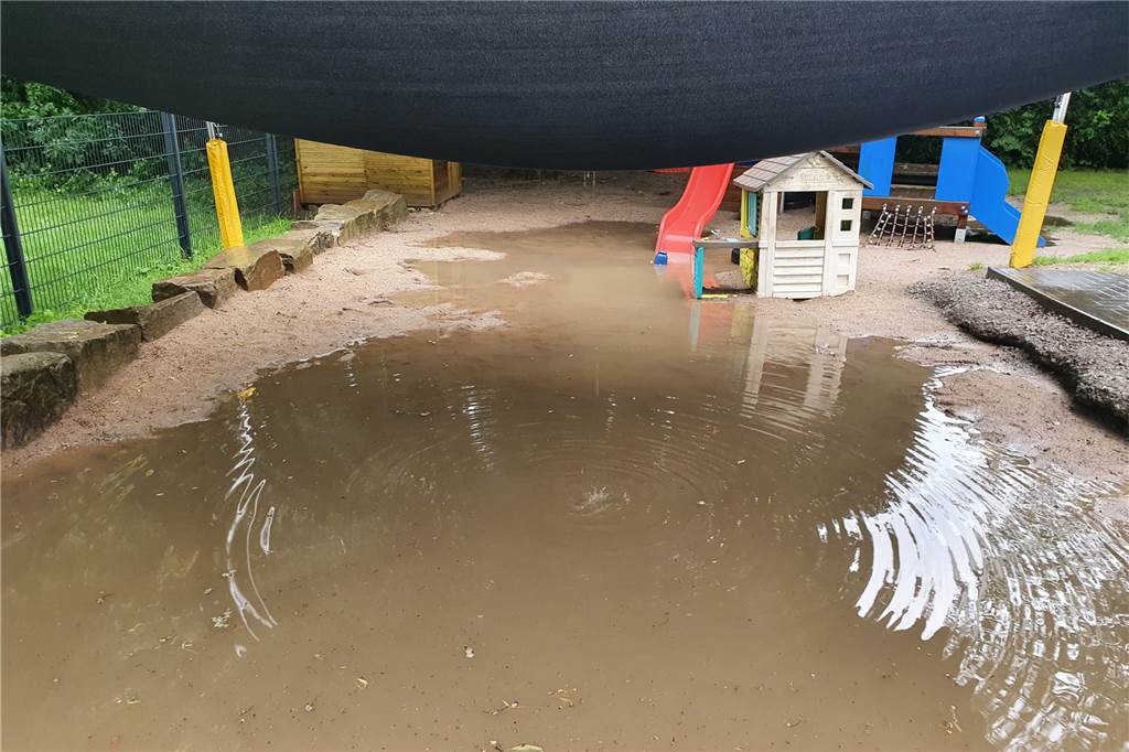 Der Spielplatz verwandelte sich zeitweise in einen See.