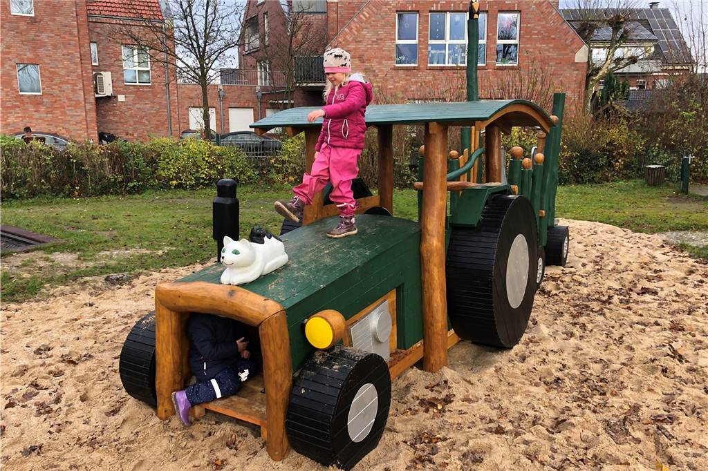 Beliebter Spielplatz im Ortskern ist kaum wiederzuerkennen Der Spieltraktor mit Rutsche lädt vor allem kleinere Kinder zum Klettern ein.