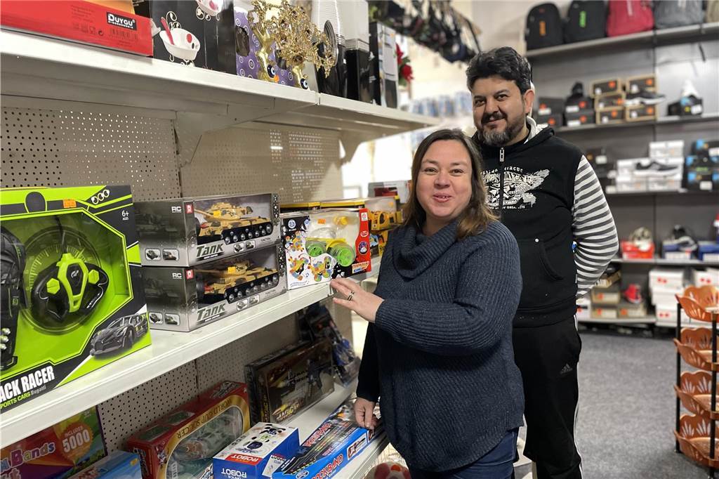 Aysun und Bektas Keskin eröffnen Martener Postfiliale in ihrem Geschäft Aysun und Bektas Keskin sind die Betreiber der neuen Postfiliale in Dortmund-Marten