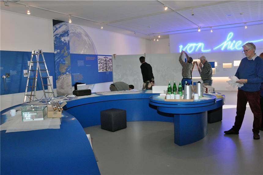 Der spiralförmige Tisch im Zentrum der Ausstellung wird mit Kultgegenständen zum Anfassen bestückt.