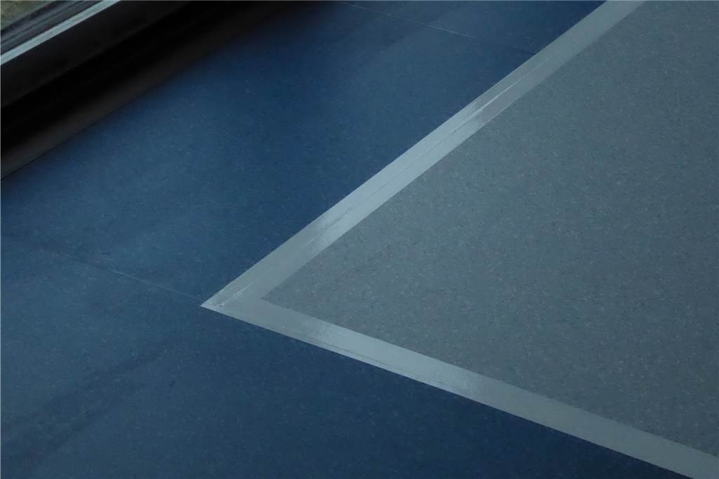 Dorfgemeinschaftshaus Capelle ist fast fertig und eröffnet doch später Der Sportboden in der großen Halle ist absichtlich in dezenten Farben gehalten. Bei kulturellen Veranstaltungen beispielsweise sollen grell gefärbte Spielfeld-Linien nicht stören.