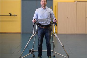 Der Sportingeneur Marcel Partie vom Institut Sportwissenschaft der Otto-von-Guericke-Universität demonstriert einen Sport- und Tanzrollator. Foto: Klaus-Dietmar Gabbert