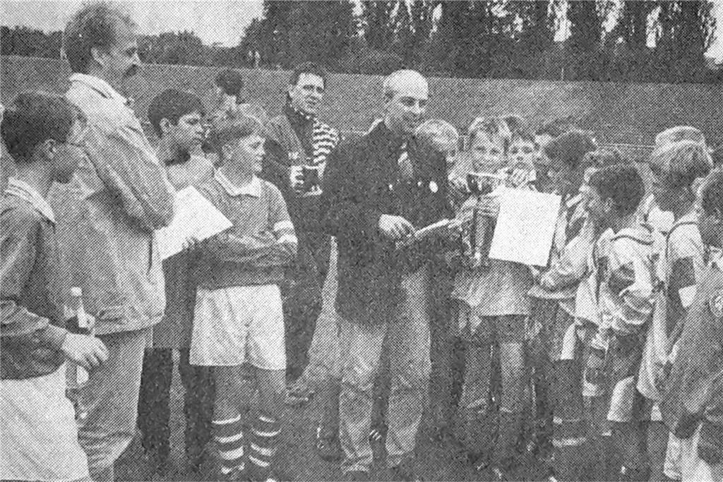 Castrop-Rauxeler Stadtmeisterschaft war erste Bühne für Profis: Turnier hatte nicht immer guten Ruf Der Sportjugend-Vorsitzende Ulli Müller 1996 bei einer Siegerehrung der ersten Juniorenfußball-Stadtmeisterschaften.