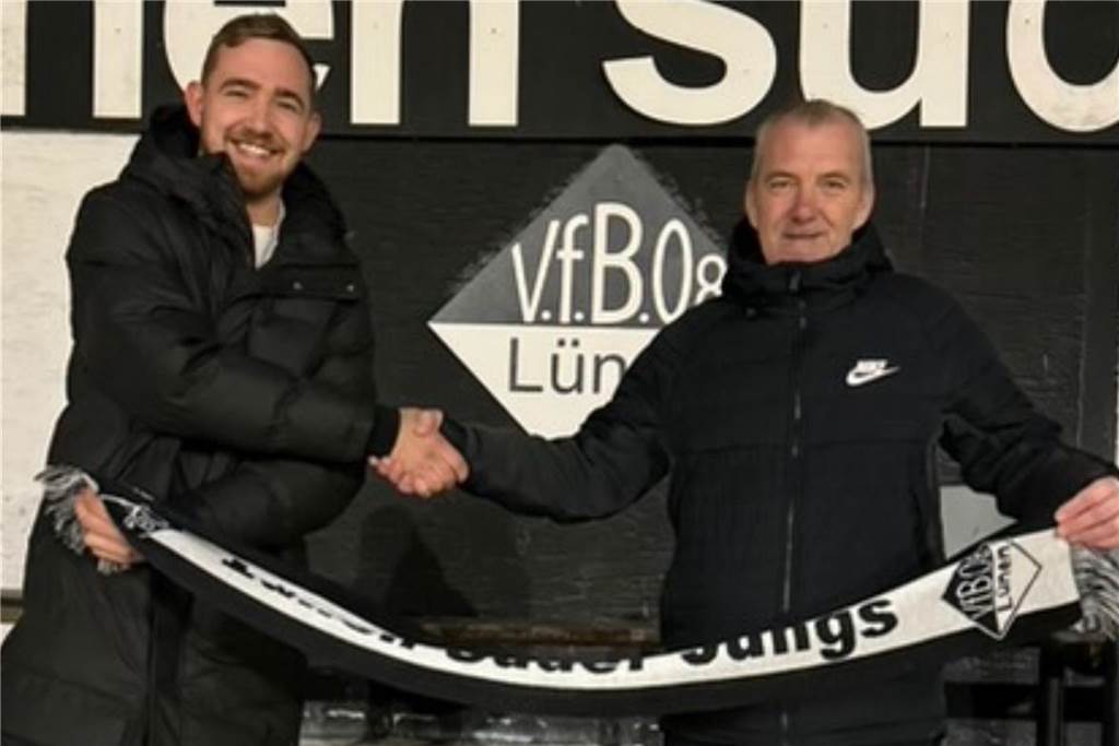 Jan Oeftger und Carsten Broda schütteln sich die Hände. 