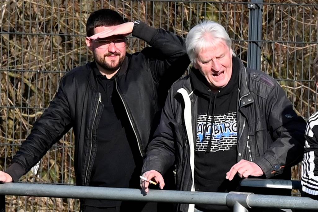 Trainer-Hammer beim BSV Heeren: A-Kreisligist ab sofort auf der Suche nach neuem Coach Der Sportliche Leiter Dennis Feykes (l.) wird den BSV Heeren vorerst trainieren; Vorsitzender Ulrich Eckei (r.).