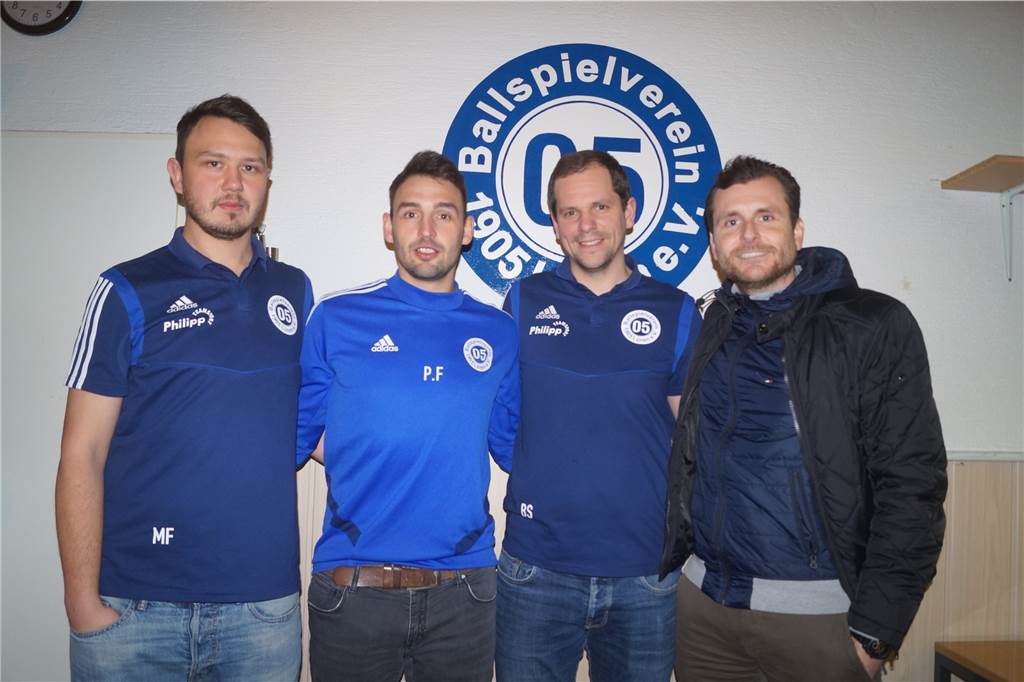 BV Lünen stellt Gerleve-Nachfolger vor - die Geister erwartet im Sommer ein großer Umbruch Der Sportliche Leiter der 05er, Patrick Osmolski (r.), freut sich mit (v.l.) Marco und Patrick Fischer sowie Benedikt Schild, eine schnelle interne Trainer-Lösung gefunden zu haben.