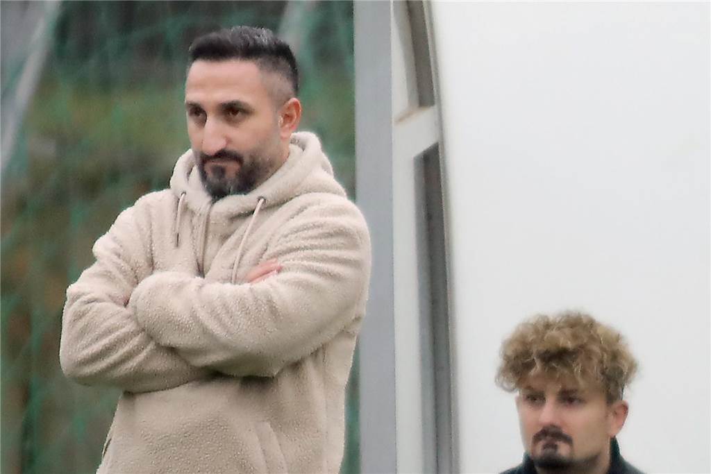 Der Sportliche Leiter des FC Roj, Özal Kaya (l.) hat einige Neuzugänge im Visier.