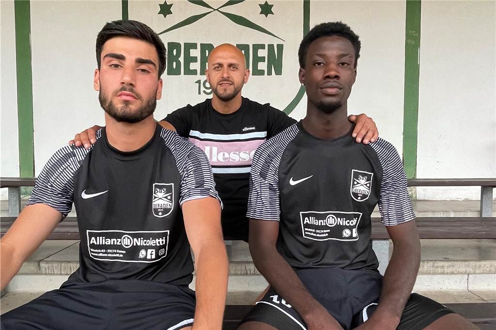 Noch zwei Neue für den SuS Oberaden : 1,95-Meter-Innenverteiiger kommt Der Sportliche Leiter des SuS Oberaden, Deniz Kilinc (M.), begrüßte jetzt William Moses (r.) und Alan Khaleel am Römerberg.