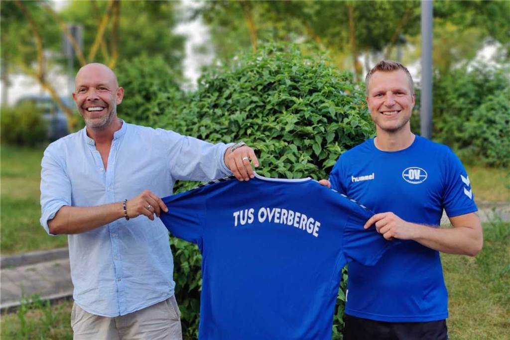 Neuer Trainer für Bezirksligist TuS Overberge: Rückkehrer übernimmt die Eintracht Der Sportliche Leiter des TuS Eintracht Overberge, Karsten Rockel (r.), begrüßt Rückkehrer Thorsten Finges als neuen Cheftrainer der ersten Bezirksliga-Herrenmannschaft.
