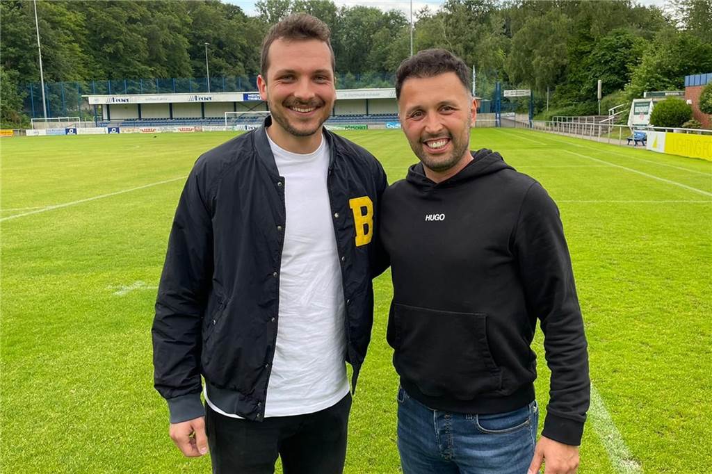 Der ASC 09 verpflichtet den nächsten Oberliga-Spieler - Es ist Neuzugang Nummer neun Der Sportliche Leiter Emre Konya begrüßt Tomislav Simic.