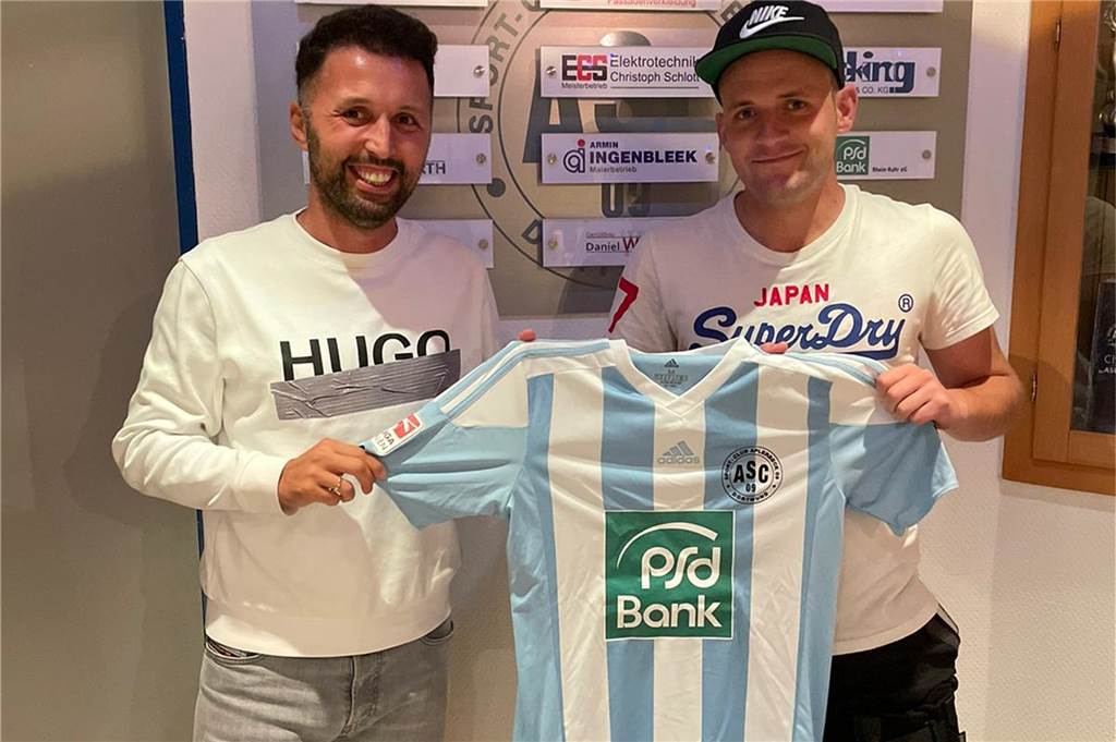 ASC 09 verlängert vor dem zweiten Spiel mit einem Akteur um zwei Jahre - Der ist verletzt Der Sportliche Leiter Emre Konya (l.) freut sich über den Verbleib von Kevin Brümmer.