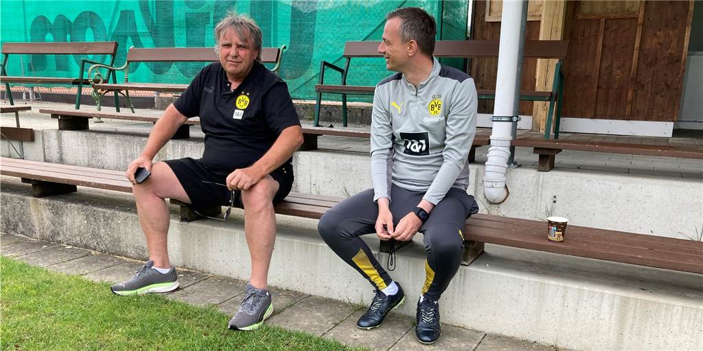 BVB fahndet nach Fink-Nachfolger: Das ist der Stand bei der Stürmer-Suche Der Sportliche Leiter Ingo Preuß (links) und Trainer Christian Preußer sitzen auf einer Bank und unterhalten sich.