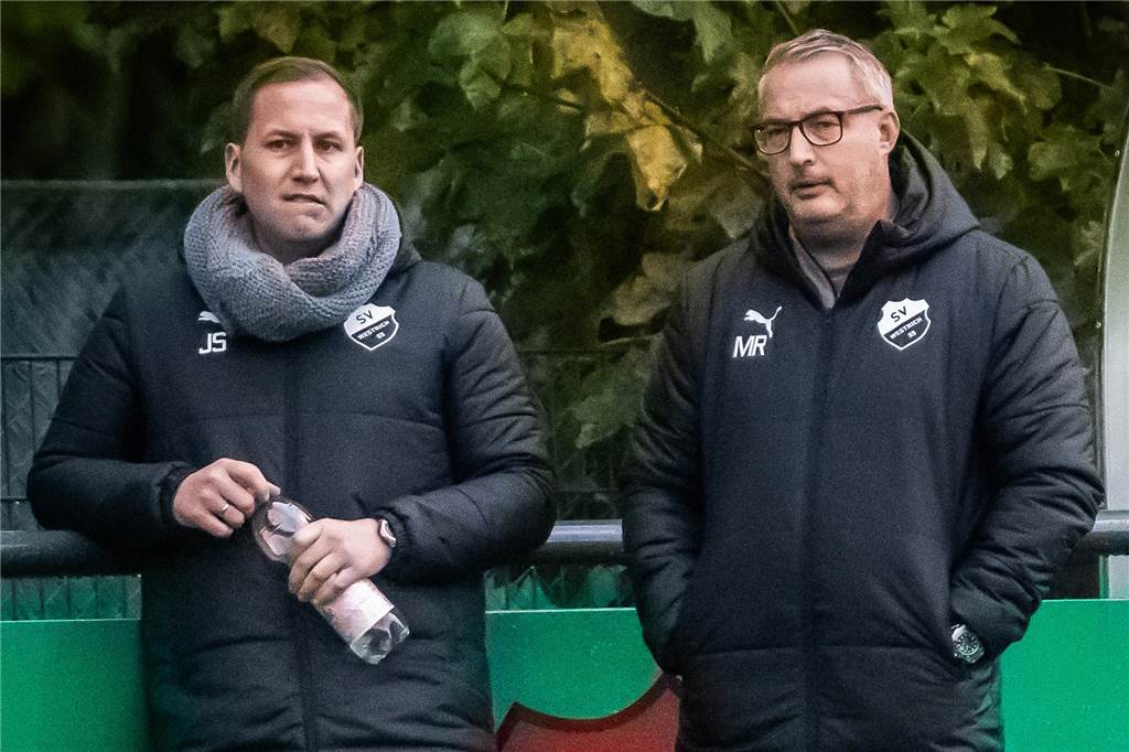 Marc Risse bleibt Trainer des SV Westrich, Zugänge angekündigt: Zusage war kein Selbstläufer Der Sportliche Leiter Jan Sauer (l.) verkündet die Verlängerung von Trainer Marc Risse (r.)
