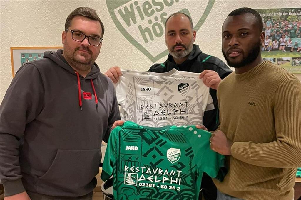 Königsborns Junior Mushaba hat einen neuen Klub : „So einen Vollstrecker brauchen wir“ Der Sportliche Leiter Marco Behrend (l.) und Recep Alkan begrüßten jetzt Junior Mushaba (r.) auf der Anlage des TuS Wiescherhöfen.
