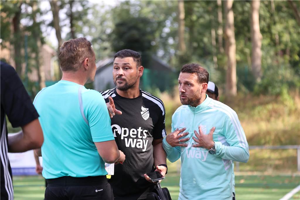 Der Sportliche Leiter Mehmet Aslan (2v.r.) hat sich von Dimitios Kalpakidis getrennt.
