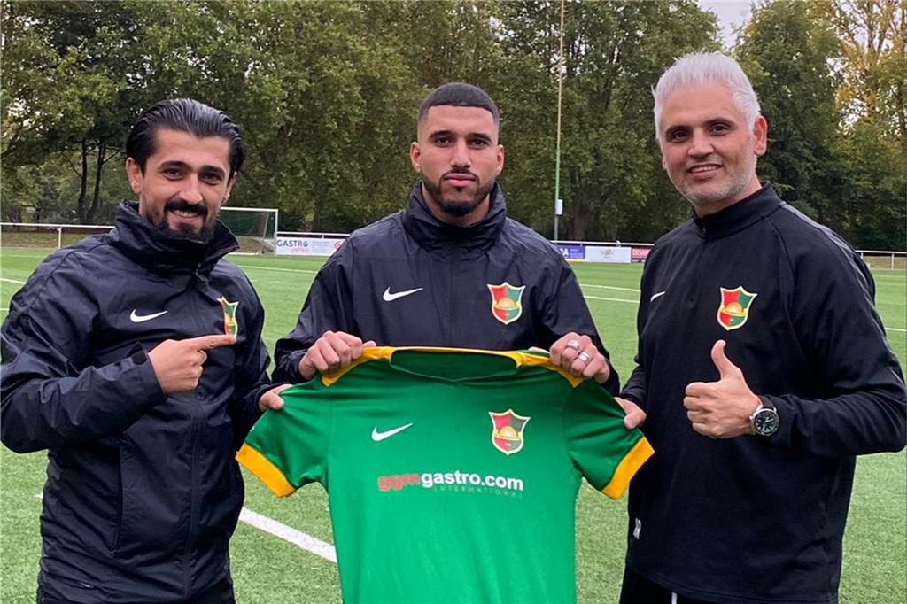 Aufstiegskandidat FC Roj rüstet seinen Kader mit einem „Topstürmer“ aus Spanien auf Der Sportliche Leiter Nagdet Magid (l.) und Trainer Jan Ramadan (r.) freuen sich auf den Neuzugang Yassine Azzou Chantah.