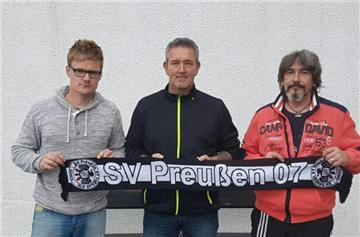 Der Sportliche Leiter Patrick Höfig (l.) und Geschäftsführer Michael Goeke (r.) begrüßten den neuen Coach der ersten Mannschaft, Oliver Harder.