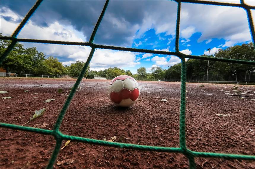 Polizei räumt Sportplatz nach Gewalt zwischen Osmanlispor und Westfalia Huckarde Der Sportplatz an der Dörwerstraße in Nette wurde von der Polizei geräumt, nachdem es zu einer Auseinandersetzung zwischen Fußballern gekommen war.