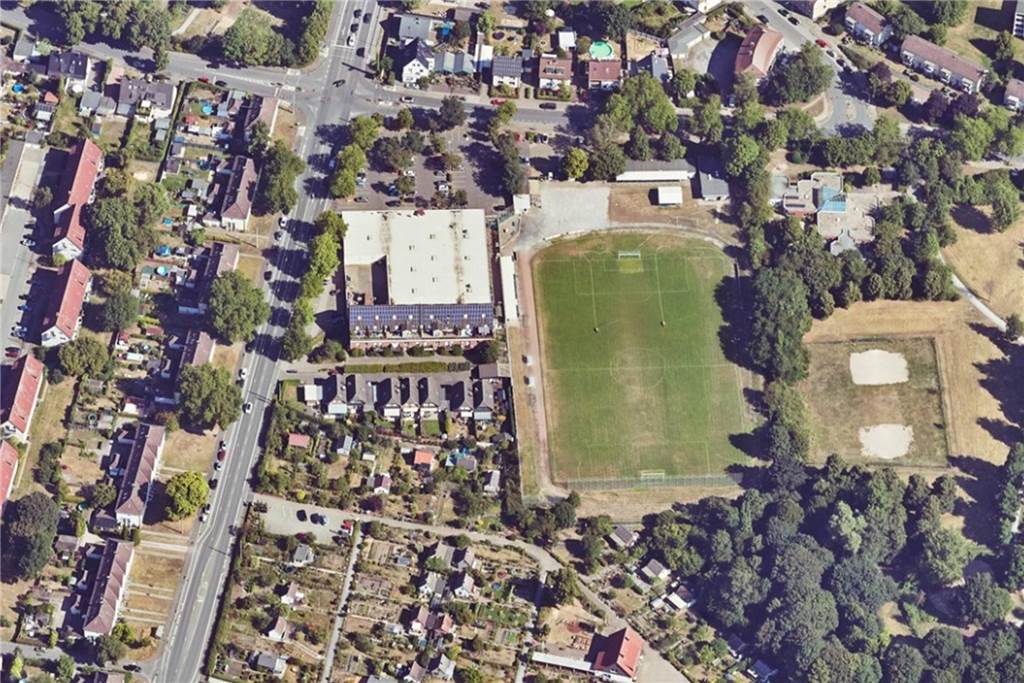 Der Sportplatz Habichthorst liegt an der Recklinghauser Straße 333 in Habinghorst, direkt neben der B235.