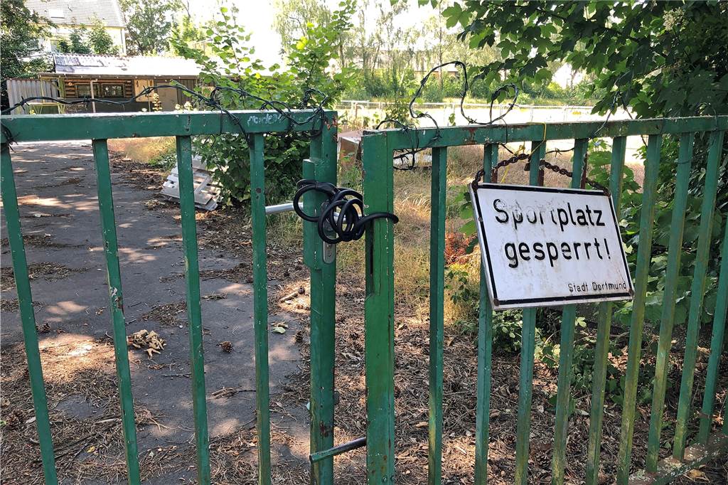 Auf dem Sportplatz „Im Rauhen Holz“ entsteht ein Wohnquartier - Anwohner sind verunsichert Der Sportplatz „Im Rauhen Holz“ ist seit Ende 2018 gesperrt.