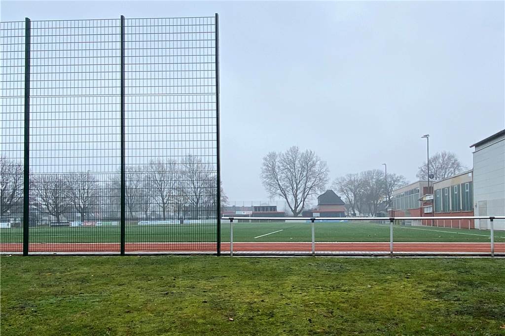 Wasserschaden: Dortmunder Sporthalle für längere Zeit gesperrt Der Sportplatz neben der Halle