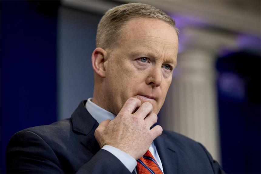 USA werfen Riesen-Bombe über Afghanistan ab Der Sprecher von US-Präsident Donald Trump, Sean Spicer, bestätigte den Abwurf der "Mutter aller Bomben".