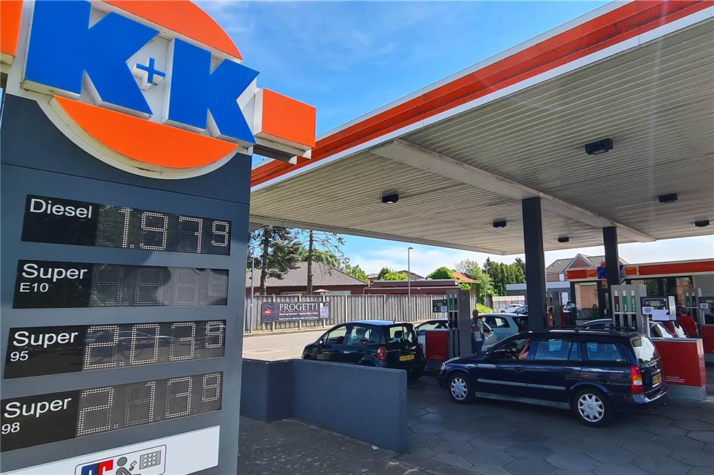 Mit Video: Tank-Chaos in Alstätte – Niederländer stürmen Zapfsäulen Der Sprit war am Freitagnachmittag rund 30 Cent günstiger (Super) als in den Niederlanden. Das führte zu dem Ansturm.