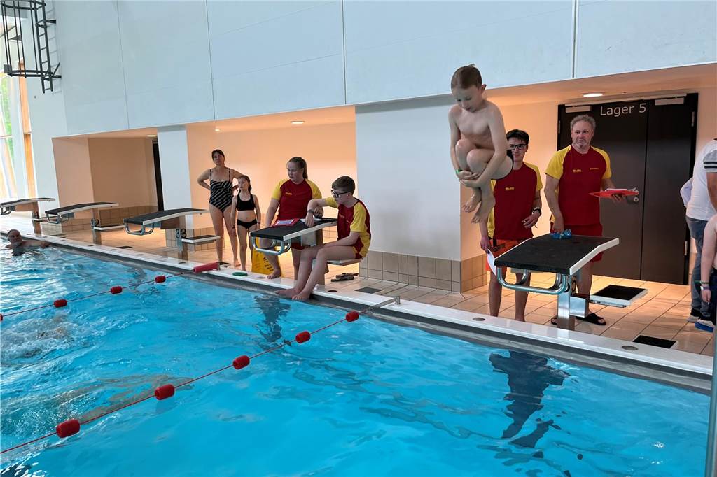 DLRG besorgt über Kinder-Schwimmfähigkeit: „Problem zwischen 8 und 12 Jahren“ Der Sprung ins kühle Nass muss geübt sein.