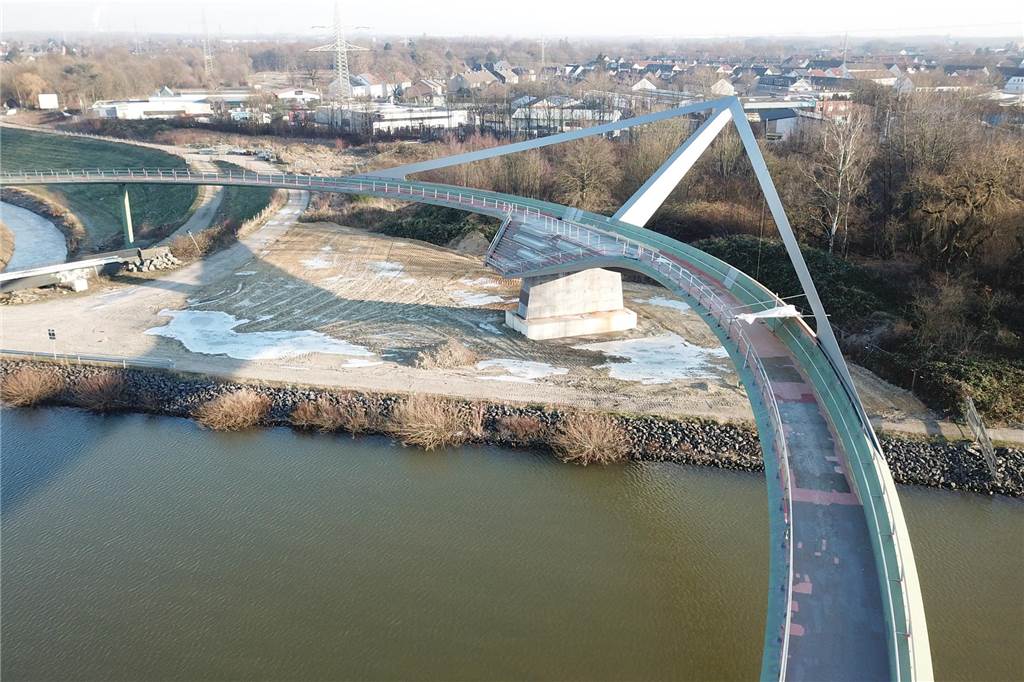 Sprung über die Emscher: Wann die Mega-Brücke fertig wird und