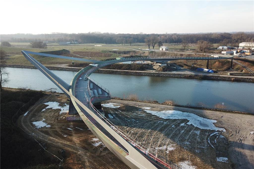 „Sprung über die Emscher“: Ein neues Wahrzeichen für Castrop-Rauxel Der Sprung über die Emscher überspannt den Fluss und den in Castrop-Rauxel zum Teil parallel verlaufenden Rhein-Herne-Kanal als Brücke für Fußgänger und Radfahrer.