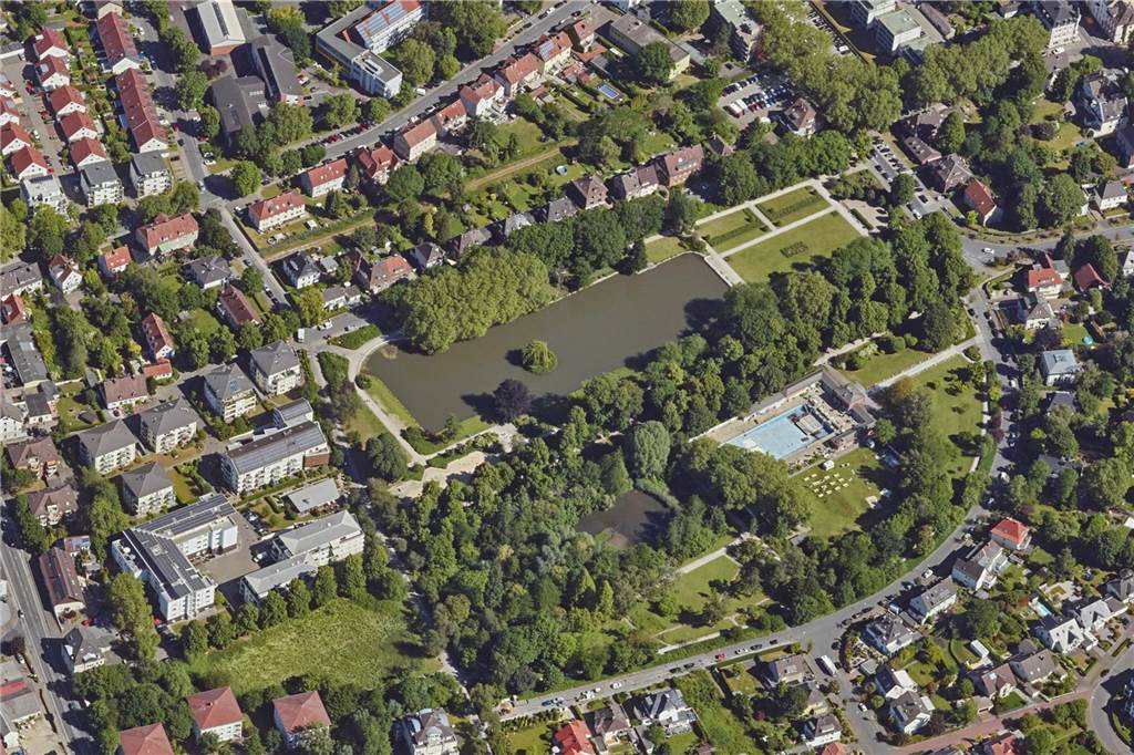 Wer planschte da im Gondelteich? Video kursierte kurz bei Facebook Der Stadtgarten hat ein (ehemaliges) Freibad, das kein Wasser mehr führt (r.), und einen Gondelteich, in dem Enten und Gänse baden, aber keine Menschen. Eigentlich. Jetzt waren hier offenbar Männer für einen Moment schwimmen.
