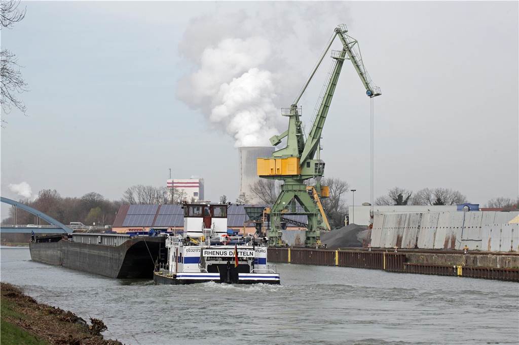 Datteln-Hamm-Kanal: Warum der millionenschwere Ausbau weitergehen soll Der Stadthafen Lünen mit Kran und Schiff