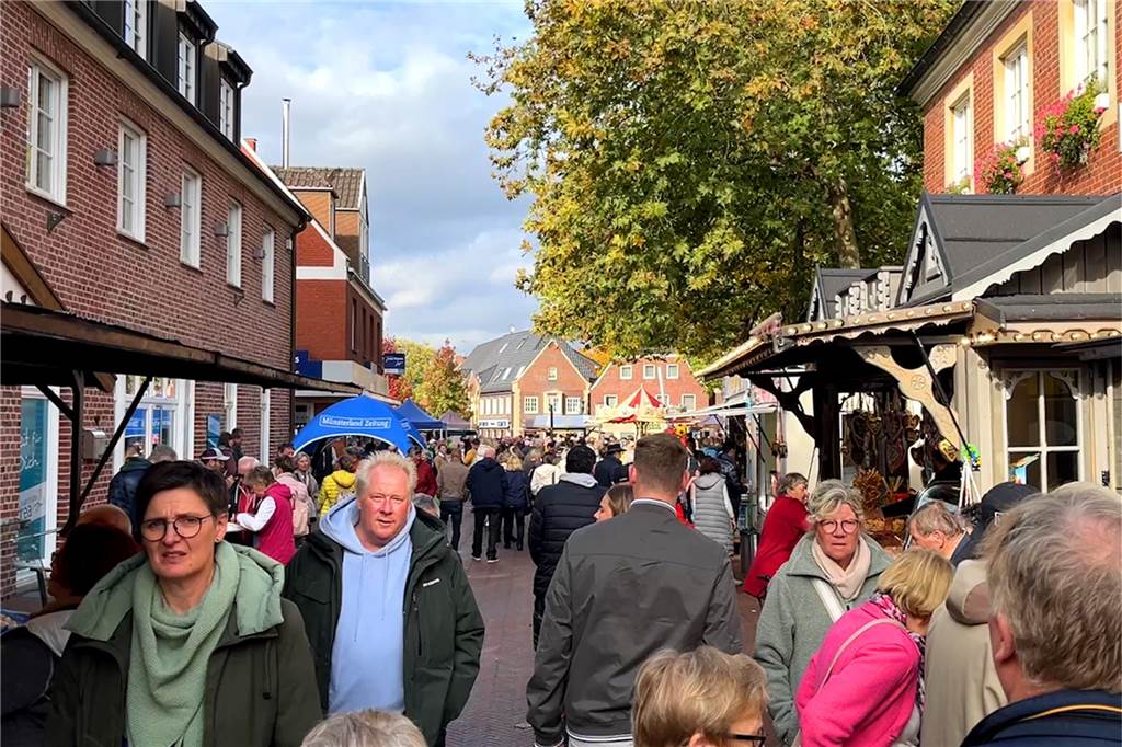 Der Stadtkern von Stadtlohn war am Sonntagnachmittag brechend voll. Bei strahlendem Herbstwetter nutzten viele Besucher den verkaufsoffenen Sonntag. Auch die Händler freuten sich über die gute Resonanz.