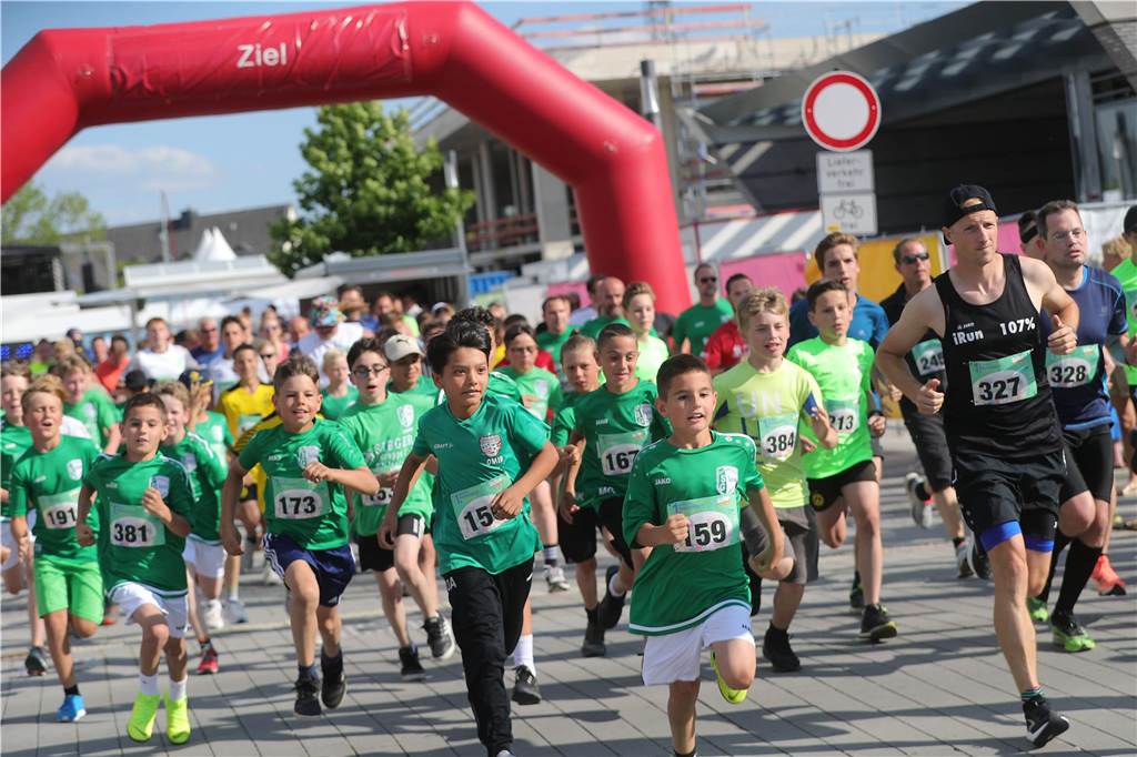 Alle Infos zum Stadtfest auf einen Blick: Programm, Parken, Regeln & Sperrungen Läufer gehen beim Start des Volksbank-Stadtlaufs in Selm auf die Strecke.