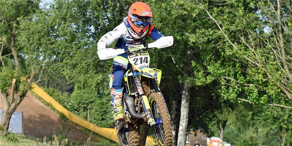 Elfjähriger Tom Siefker fährt bei Bundesendlauf im Motorcross Der Stadtlohner Tom Siefker setzt hier bei einem Rennen zum Absprung an.