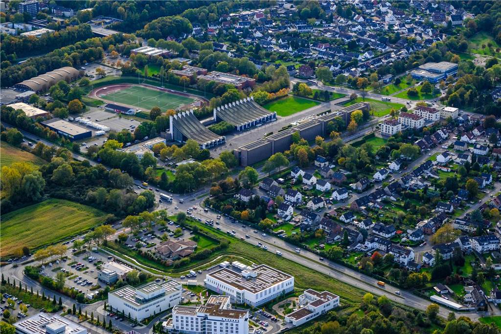 Der Stadtmittelpunkt Castrop-Rauxel mit Stadthalle und Europahalle, Rathaus und dem Stadion an der Bahnhofstraße.