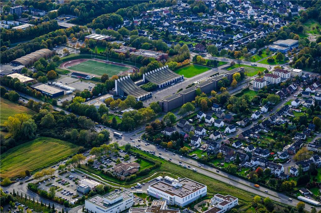 Der Stadtmittelpunkt von Castrop-Rauxel: Hier befinden sich das Stadion an der Bahnhofstraße und die Willy-Brandt-Gesamtschule, das Sportforum (links) und das WLT, der EvK-Gesundheitscampus (unten), das Hallenbad (rechts) und natürlich der Europaplatz (Forum) mitsamt Rathaus, Stadthalle und Europahalle.