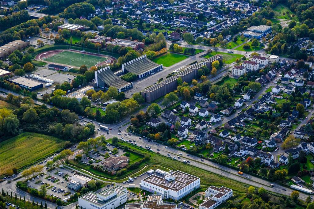 Der Stadtmittelpunkt von Castrop-Rauxel mit Europahalle und Stadthalle, mit dem Rathaus und dem Stadion an der Bahnhofstraße. Unten am Bildrand: der EvK-Gesundheitscampus mit Großküche, KinderGartenEden und der Zentralapotheke sowie Café del Sol und L'Osteria.