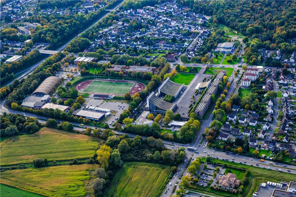 Der Stadtmittelpunkt von Castrop-Rauxel mit Europahalle und Stadthalle, Rathaus, Hallenbad, dem Sportforum und WLT-Komplex sowie dem Stadion an der Bahnhofstraße.