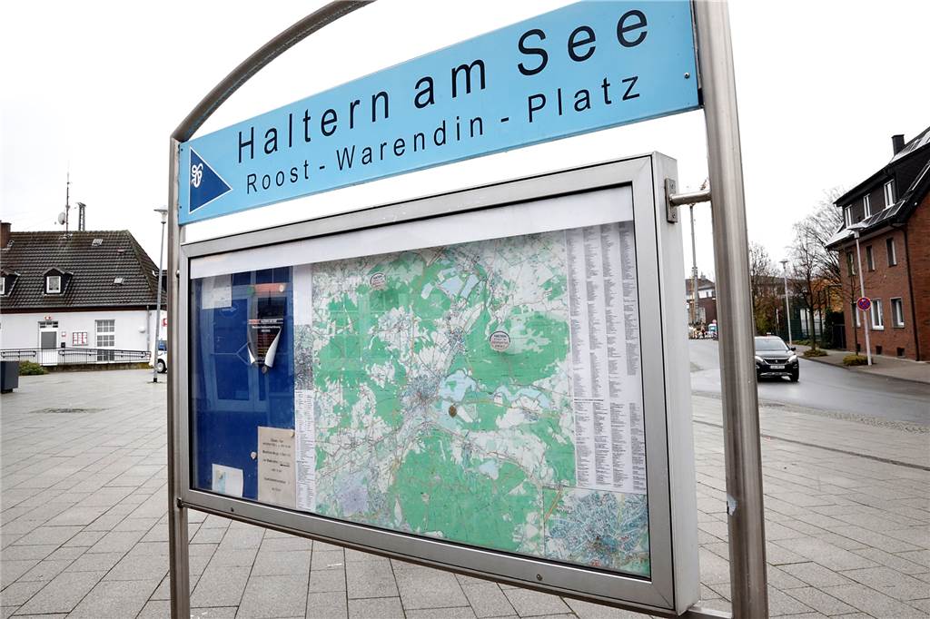 „Von einem Musterbahnhof ist der Bahnhof Haltern noch weit entfernt“ Der Stadtplan am Bahnhof ist veraltet, es fehlen viele neue Straßen und touristische Hinweise, findet Bernd Seckfort.