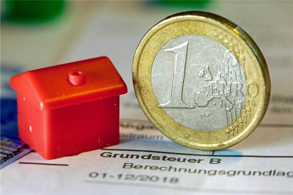 Rat ehrt Mitglieder, danach erhöht er massiv die Grundsteuer Der Stadtrat beschloss eine starke Erhöhung der Grundsteuer B. Kurios: Trotzdem kann rund ein Viertel der Eigentümer mit Entlastungen rechnen.