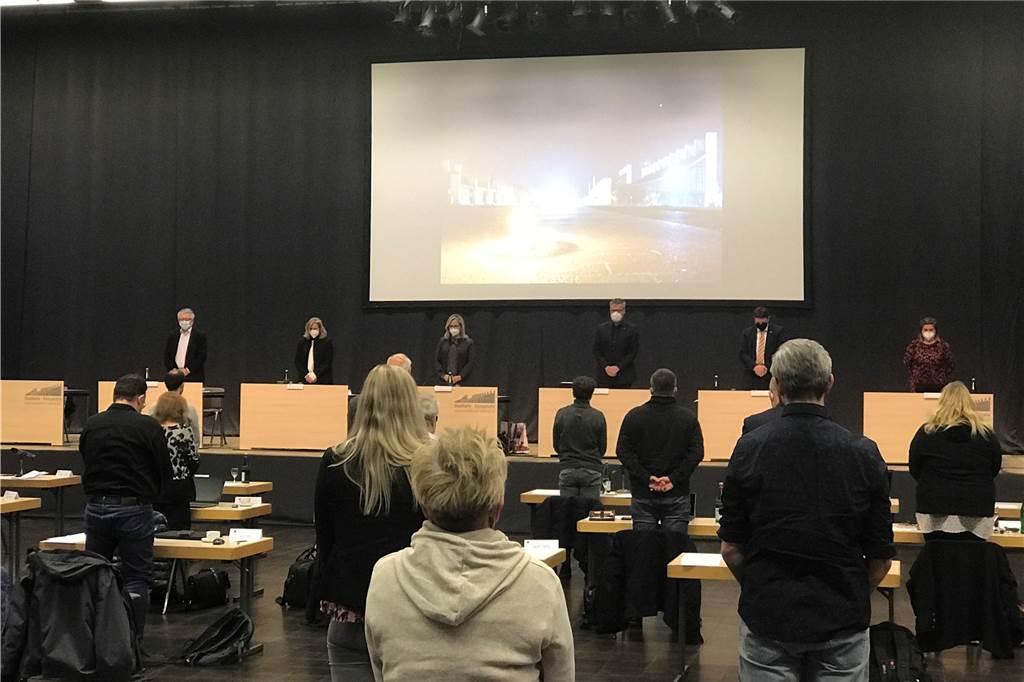 Stadtrat legt Gedenkminute für 44 Corona-Todesopfer ein Der Stadtrat tagte am 18. Februar in halber Besetzung in der Europahalle.