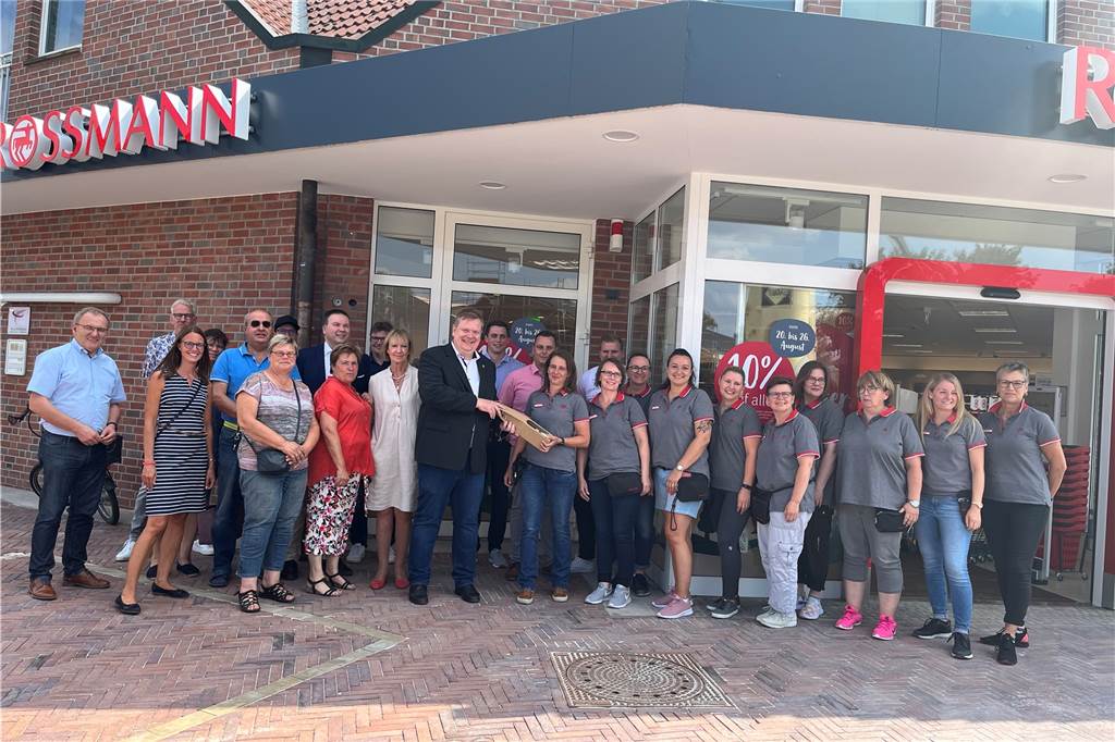 Mit Video: So sieht es im neuen Rossmann in Ascheberg kurz vor der Eröffnung aus Der Stadtrat um Bürgermeister Thomas Stohldreier (mitte, mit Sektflasche) trifft auf das neue Team von Rossmann in Ascheberg.