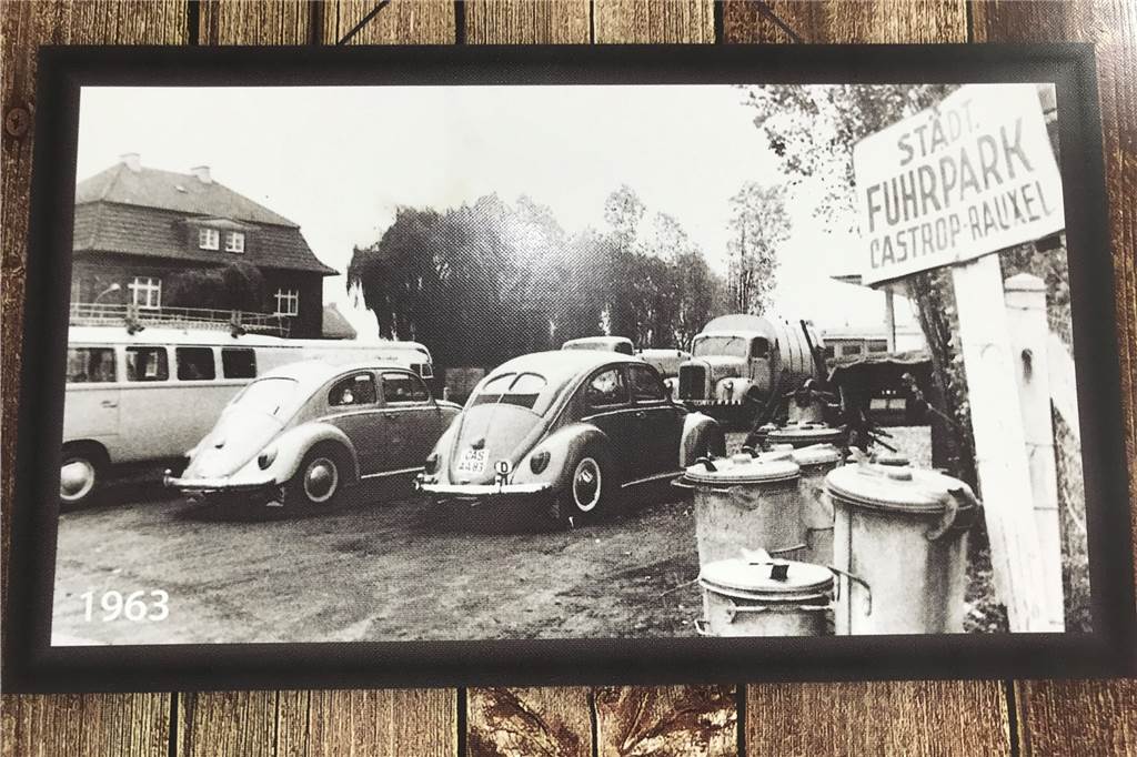 Müllabfuhr ist jetzt 90 Jahre alt: 1929 waren 6200 Ringtonnen und zwei Laster im Einsatz Der städtische Fuhrpark von Castrop-Rauxel im Jahr 1963: Hier sieht man nicht nur die VW Käfer der Belegschaft, sondern auch die Müllautos, die damals im Einsatz waren.